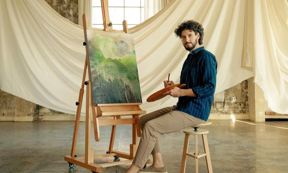 How do wooden floor easels manage the weight of large canvases?